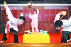 更香艺术表演队为萨马兰奇表演茶功夫