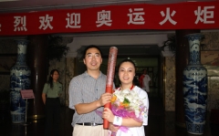 宣武区及金华市领导为火炬手朱丽俐举行庆功宴