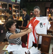 朱丽俐的奥运火炬手制服“抵达”更香公司