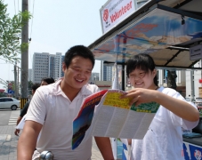 更香女子指路队参与服务奥运